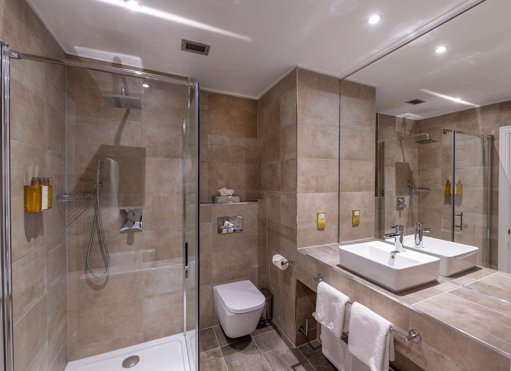 غرفة كلاسيكية عائلية بسرير كينج وسرير بطابقين، Kingsmills Hotel 3/4