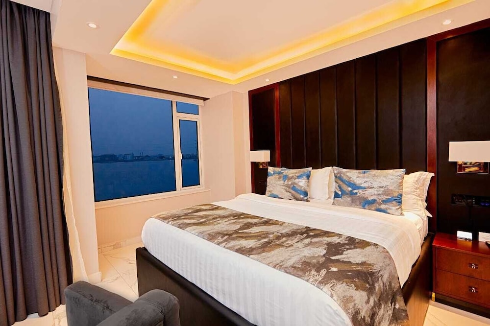 The Yacht Hotel 13/49