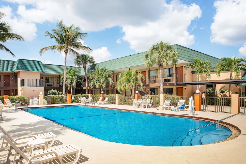 Super 8 By Wyndham North Palm Beach 1/58