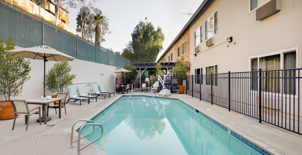 Ayres Inn Corona East 4/46