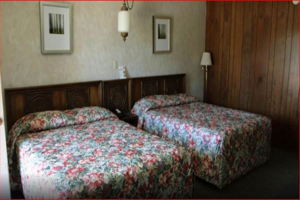 Love Hotels Tomahawk at Lake Mohawksin WI 23/49