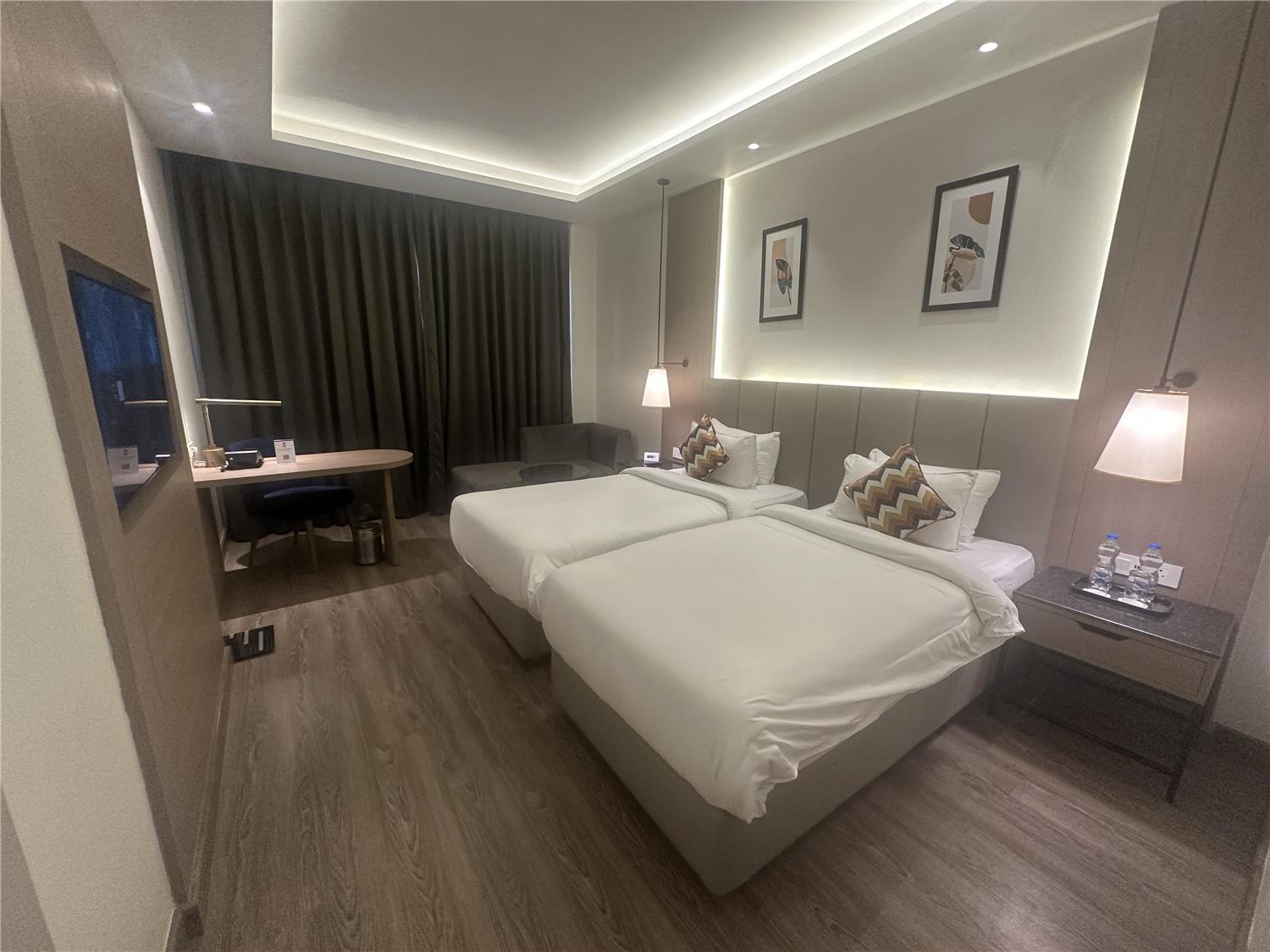 Super, Twin Beds