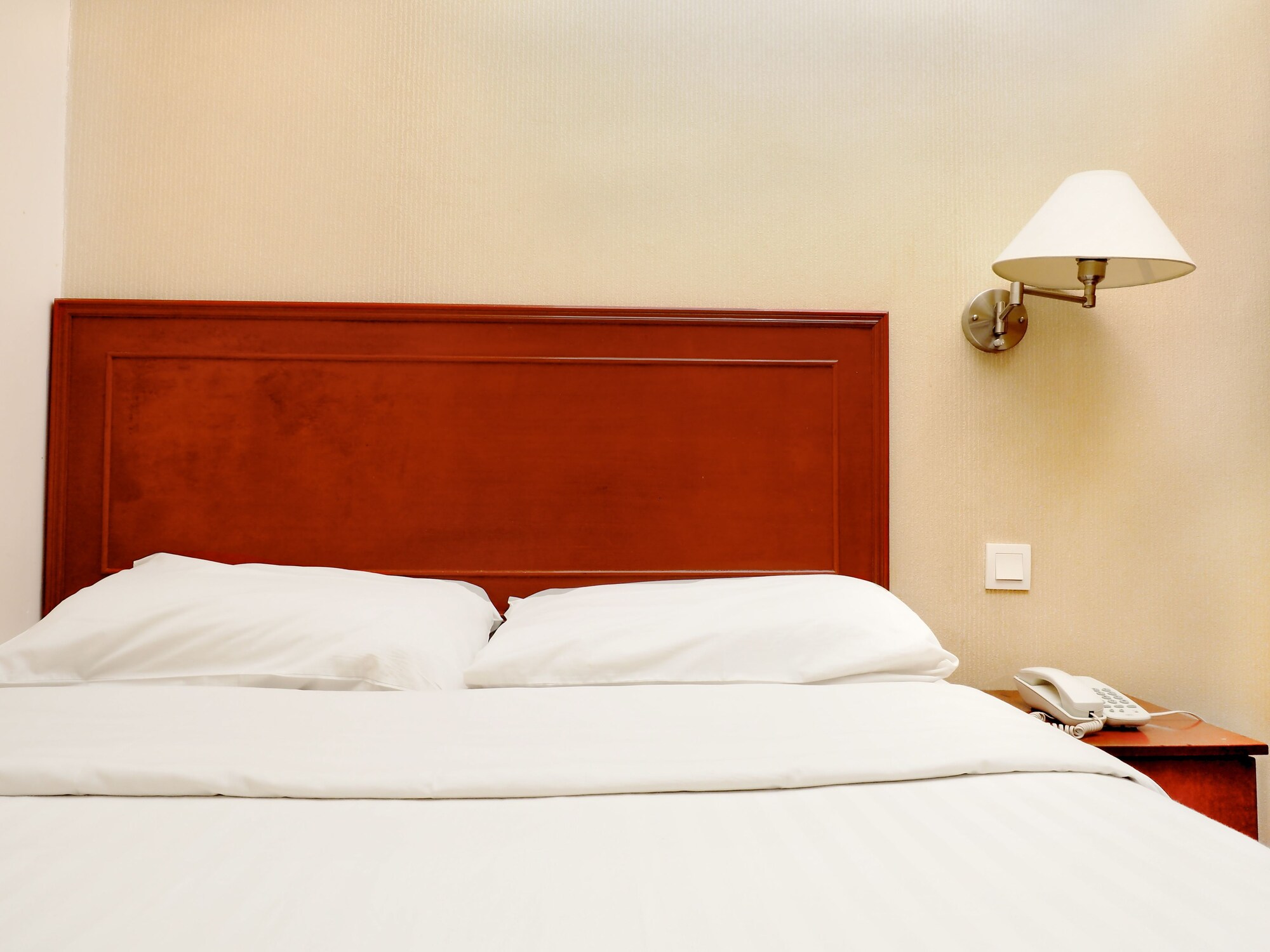 Deluxe, Queen Bed, No Window