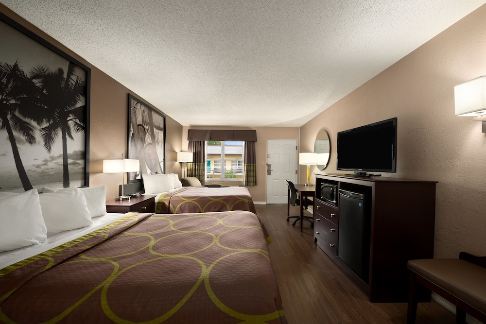 Super 8 by Wyndham Ellenton Bradenton Area 16/29