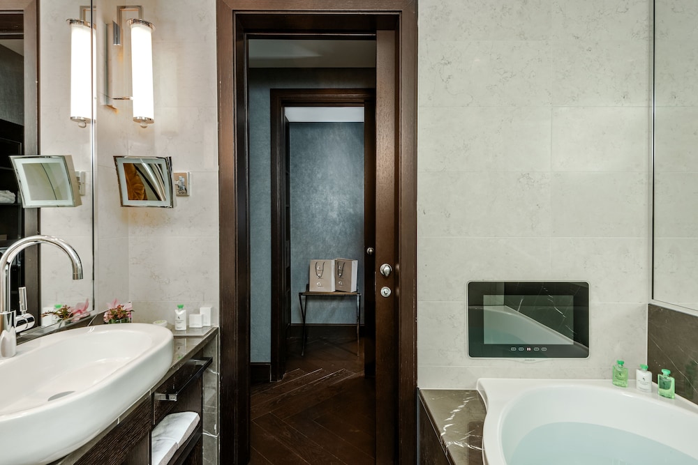 Royal Savoy Hotel and Spa Lausanne 11/84