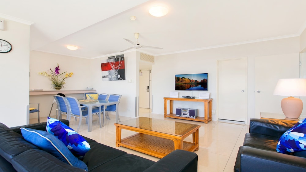 CAIRNS CITY PALMS 35/59