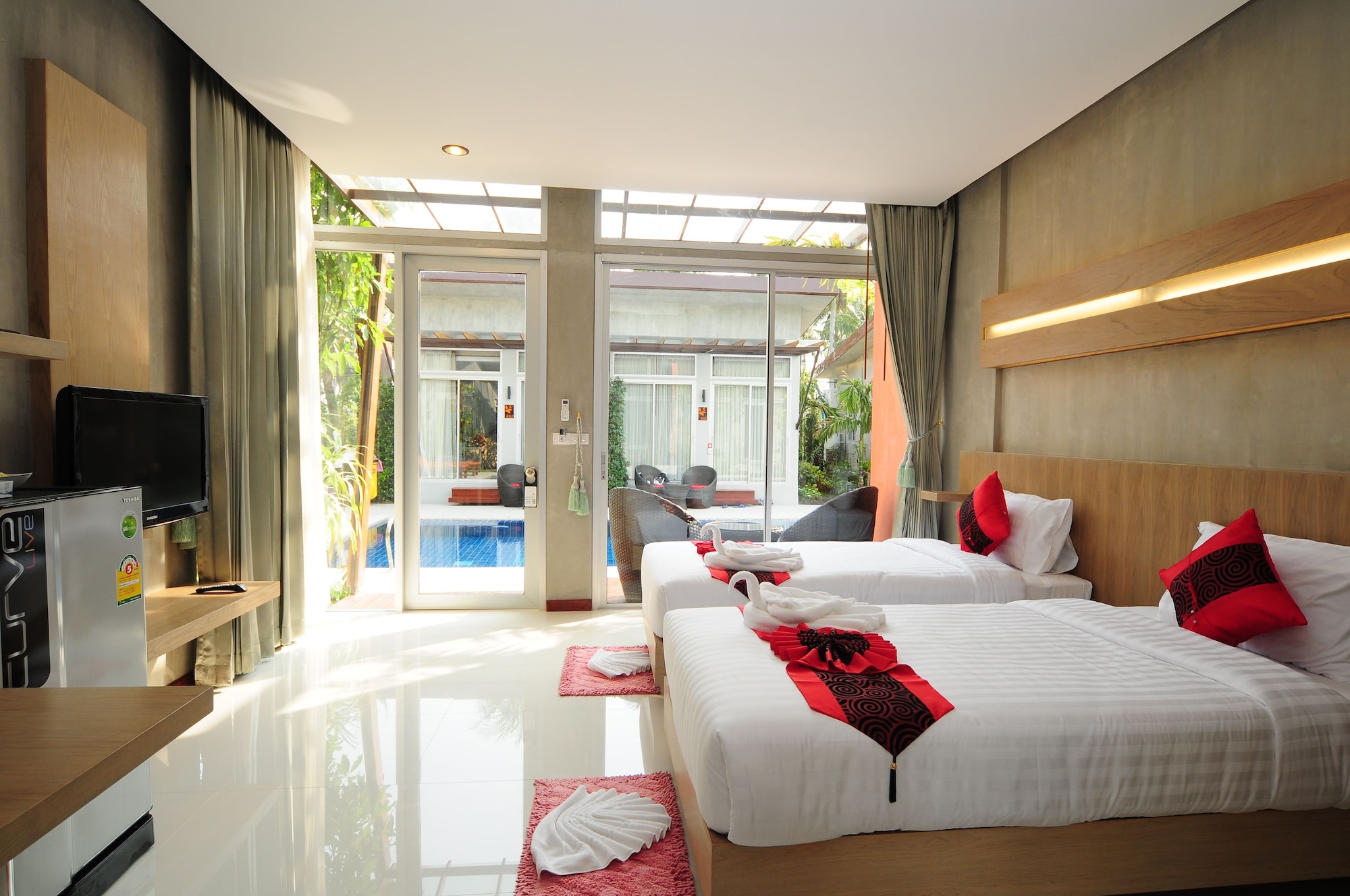 DELUXE, POOL VIEW