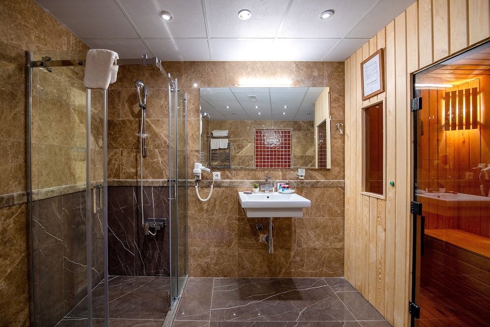 WINEPORT LODGE AGVA 15/84
