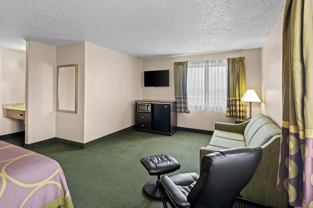 Super 8 by Wyndham Jefferson 38/42