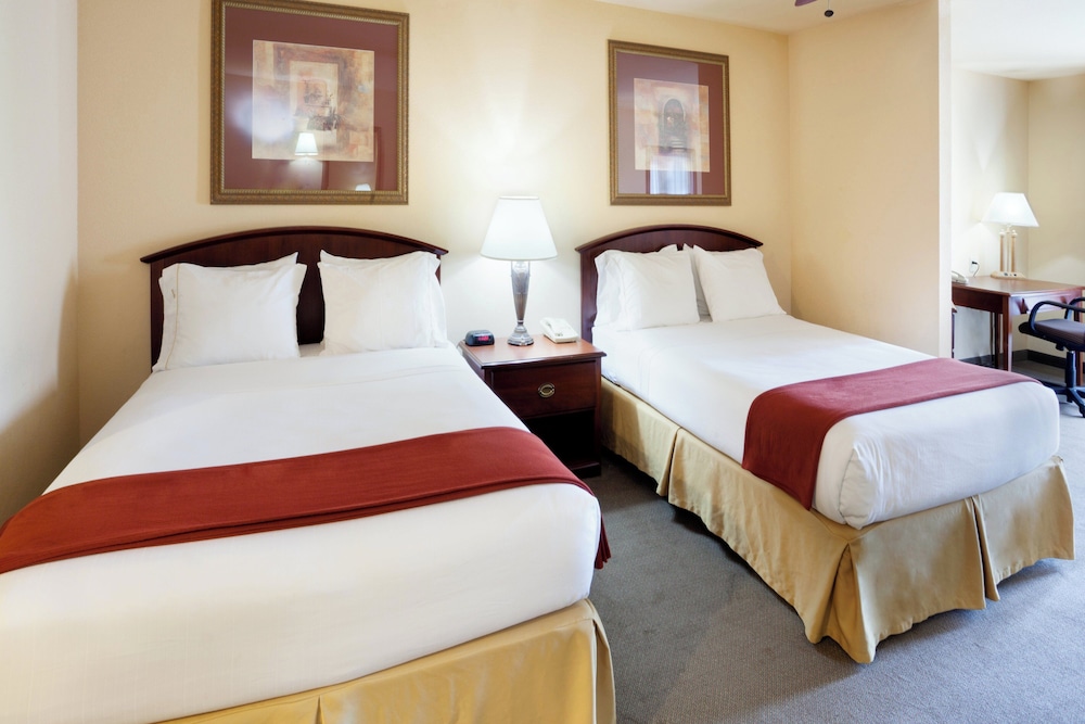 Holiday Inn Express Hotel Suites Kerrville 25/62
