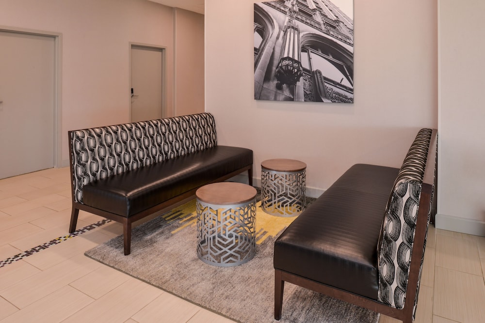 La Quinta Inn & Suites by Wyndham Indianapolis South 28/46
