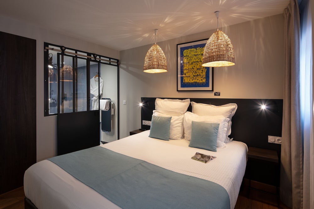 PREMIUM, QUEEN BED
