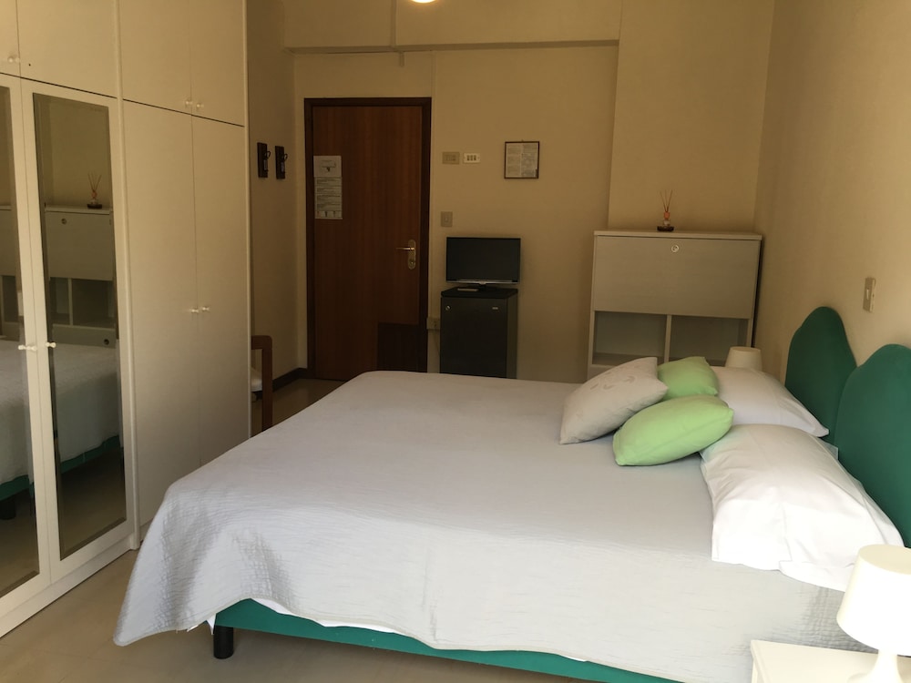 ROOM, SINGLE