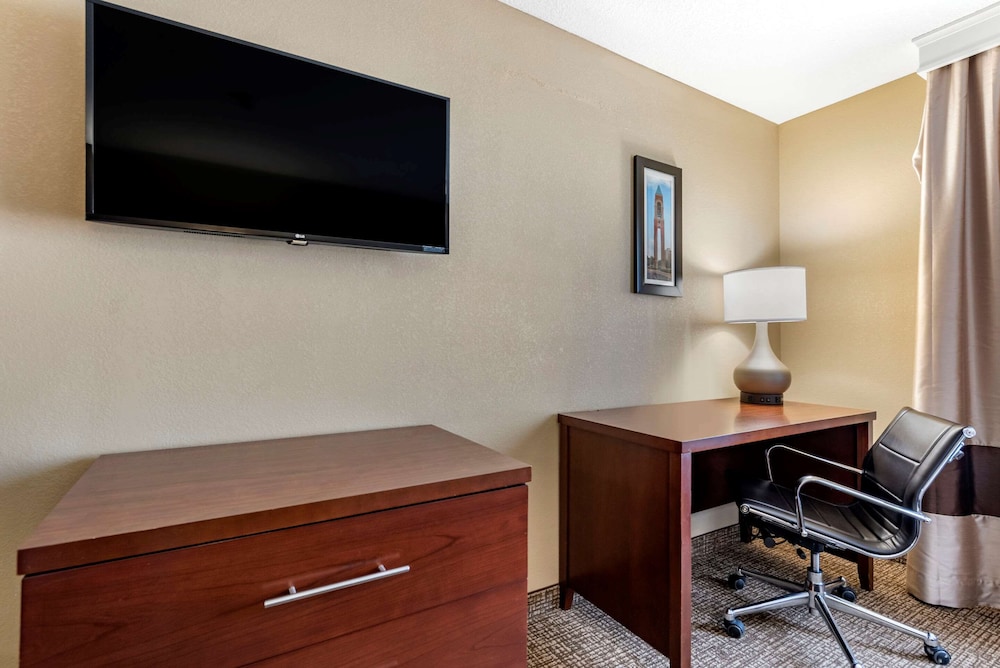 Comfort Inn & Suites Muncie Near University 16/24