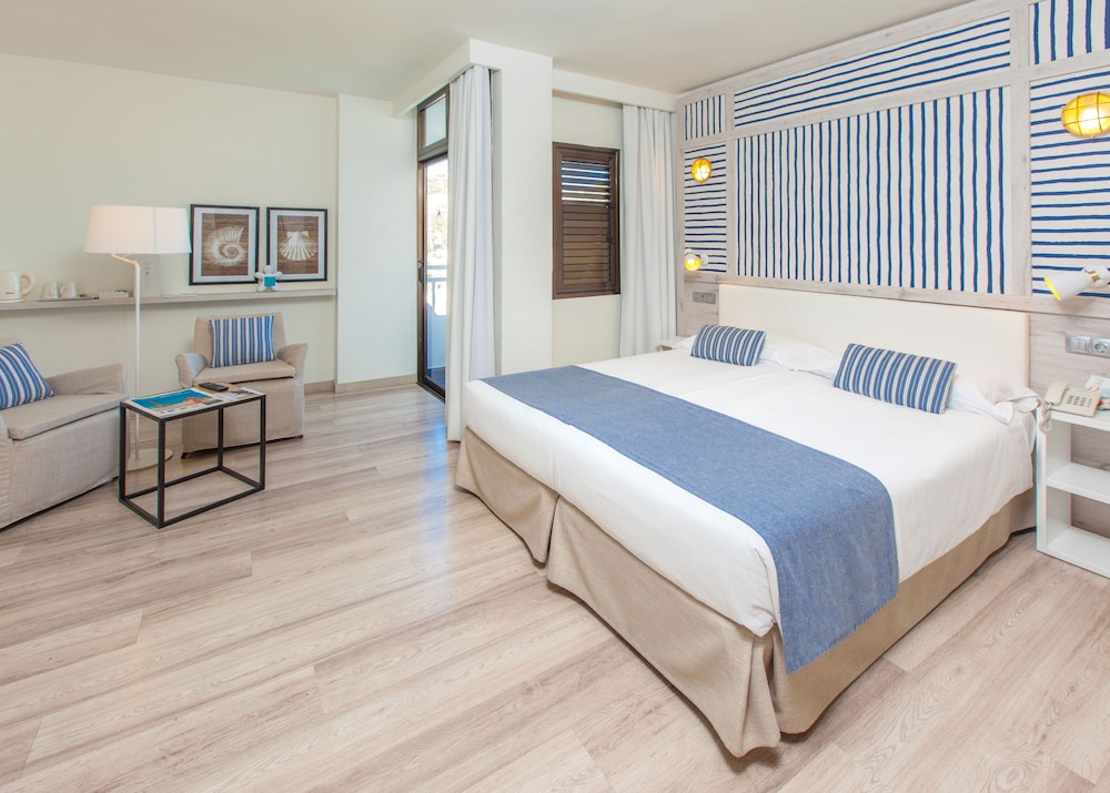 JUNIOR SUITE, TWIN BEDS, SOFA, BALCONY