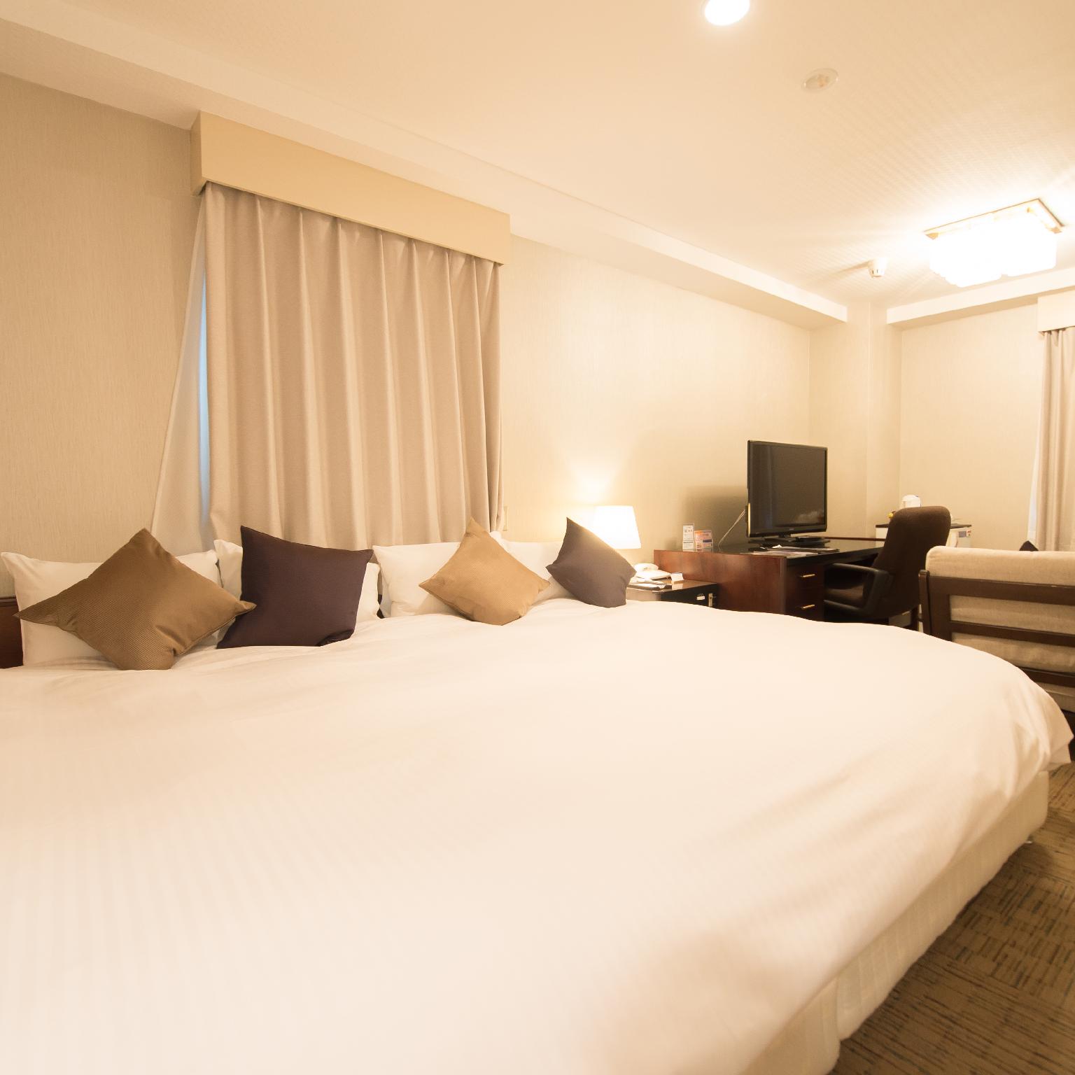 Standard, King Bed, Mountain View
