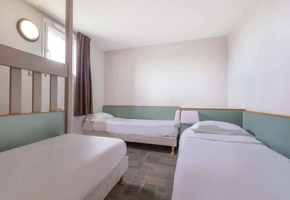 Family, 1 Double and 3 Single Beds