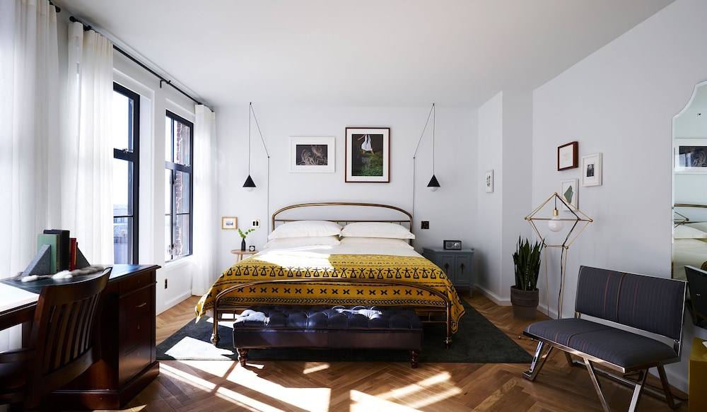 LANDMARK, KING BED