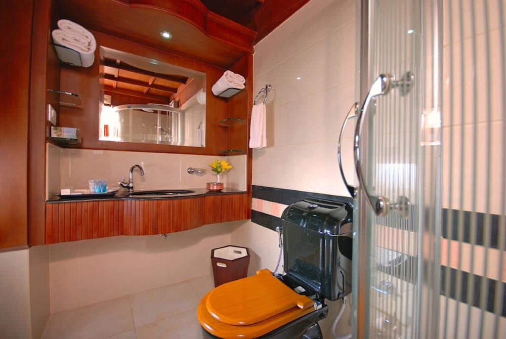 Sterling Lake Palace Alleppey. 57/58