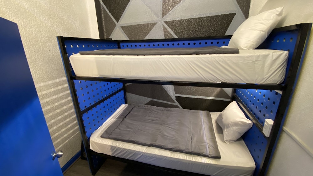 Roomies Hostel Condesa 9/25