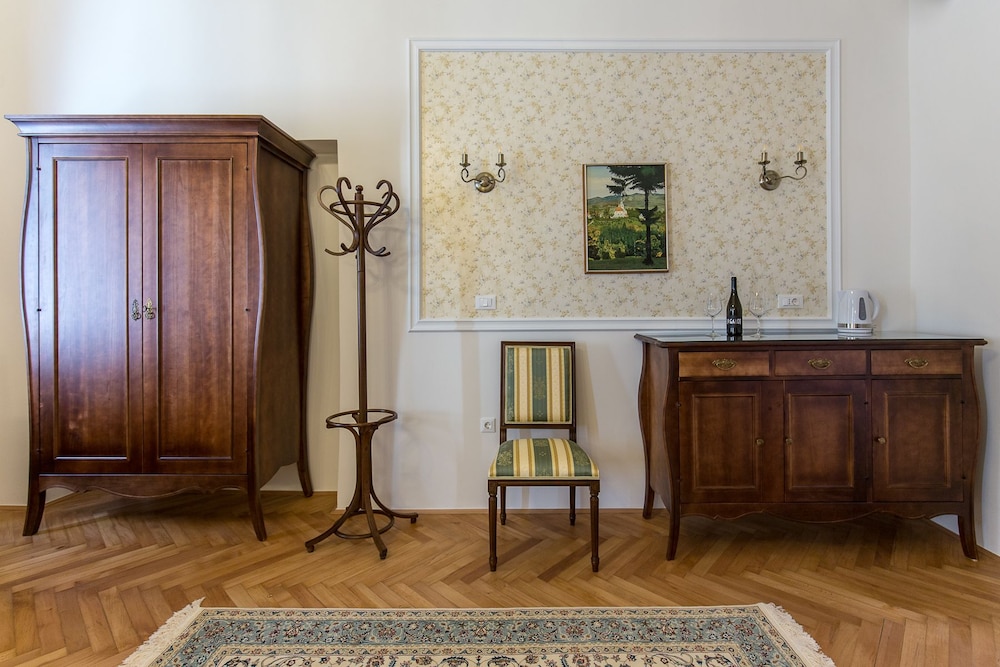 Barbo Palace 12/48