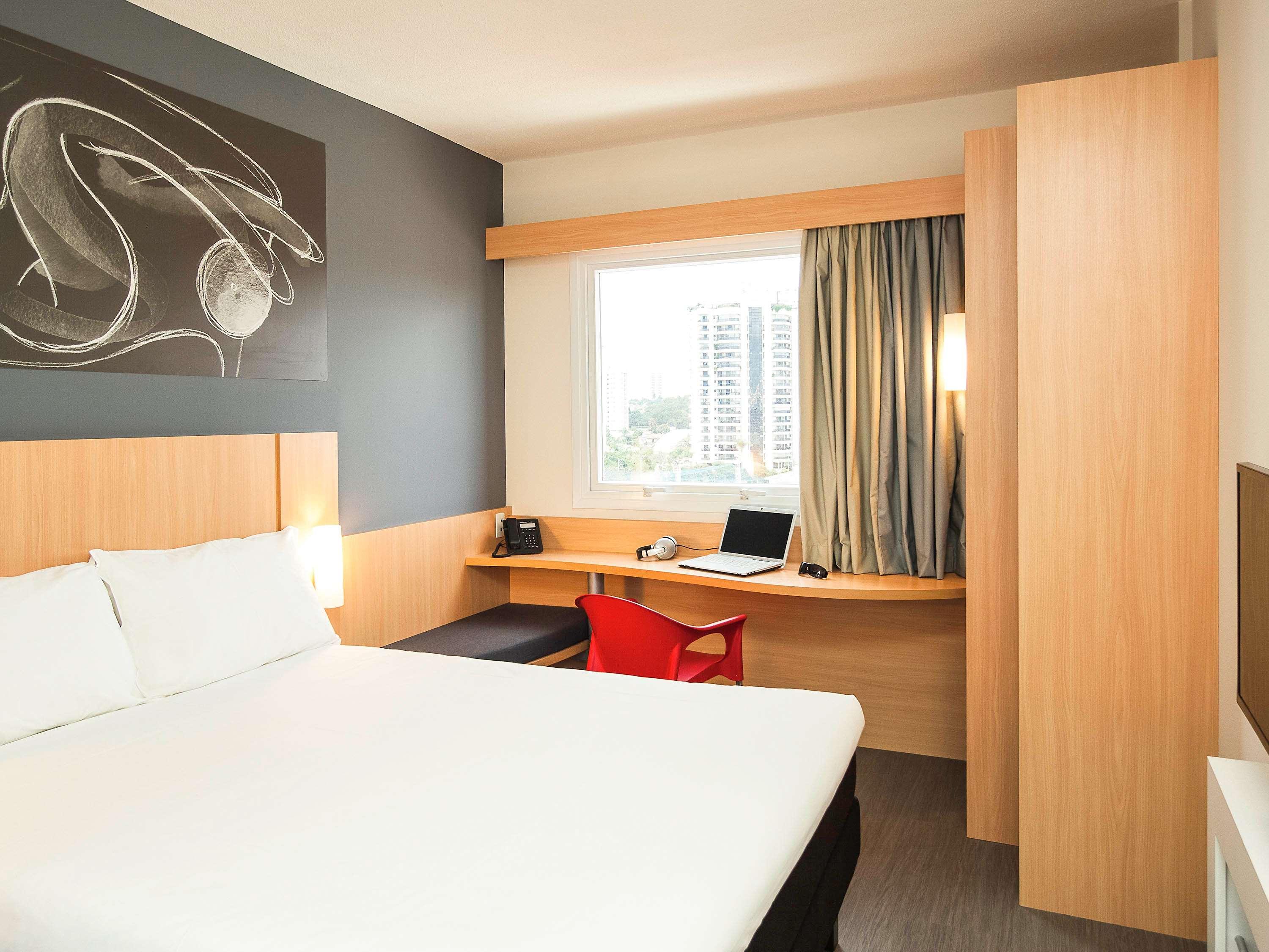 غرفة قياسية بسرير مزدوج