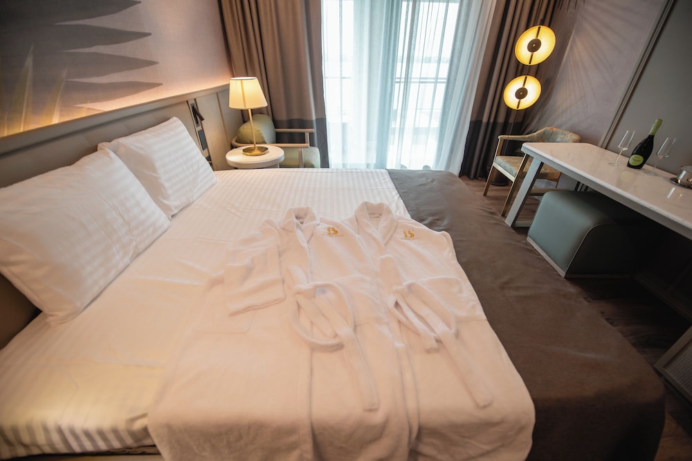 Belinda Hotel 6/19
