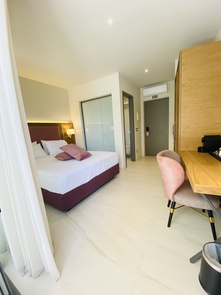 COZY, DELUXE, SUITE