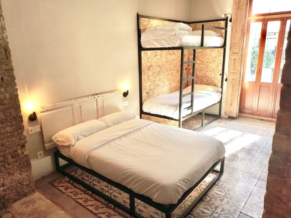 ROOM, QUADRUPLE, SHARED BATHROOM