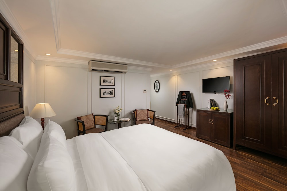 Grand, Suite, Double Bed, Street View, Balcony
