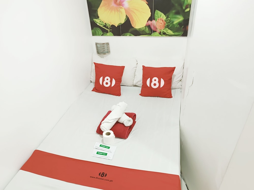 8Hostel 32/50