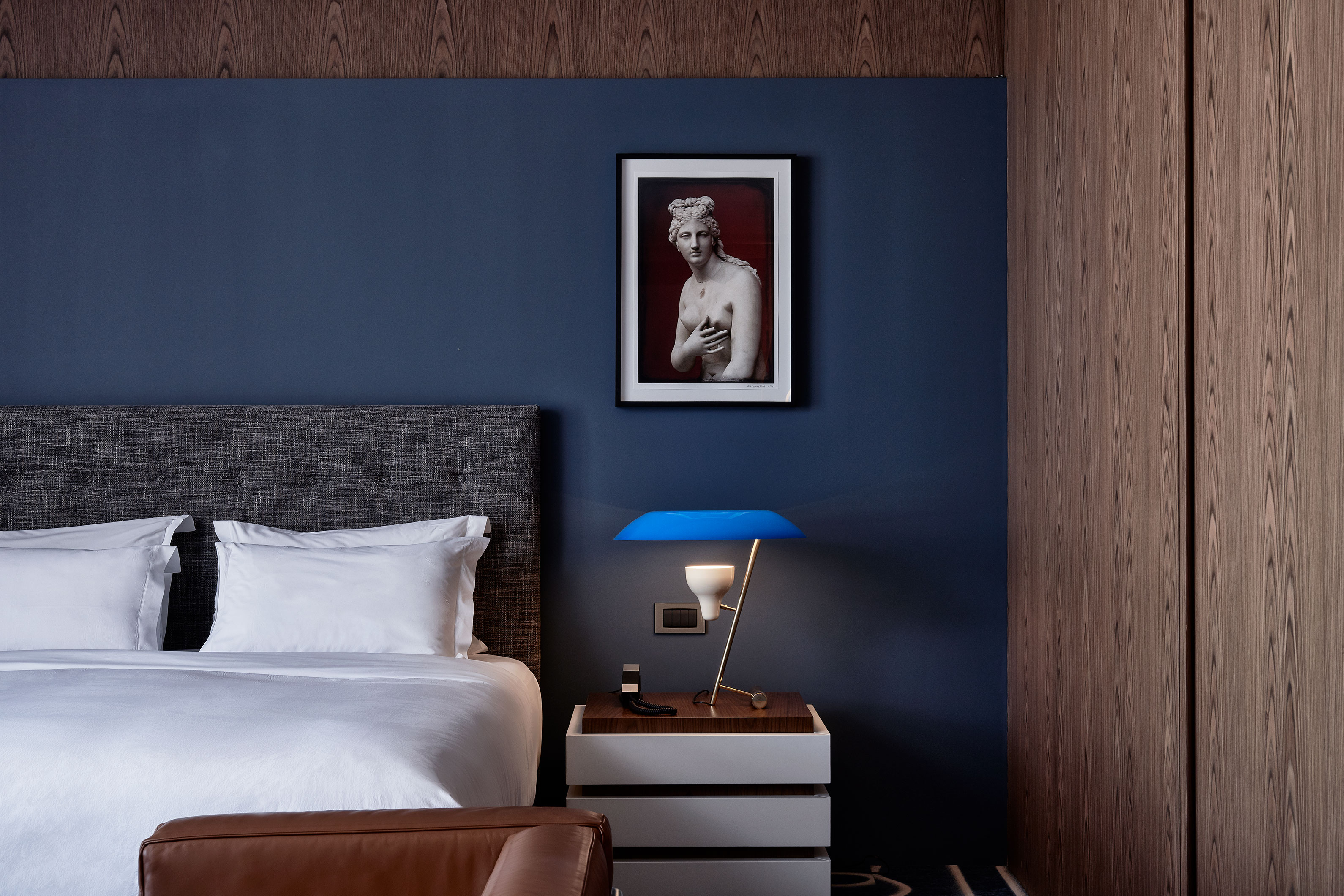 EXECUTIVE, SUITE