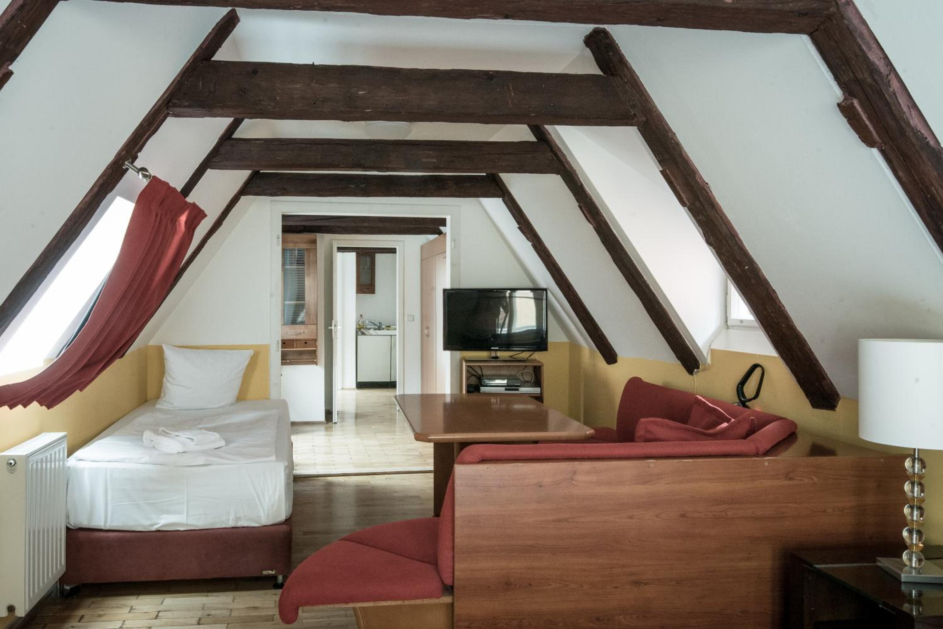 غرفة أساسية ثلاثية بسرير مزدوج وسرير فردي، Charles Bridge Hostel & Apartments 3/4