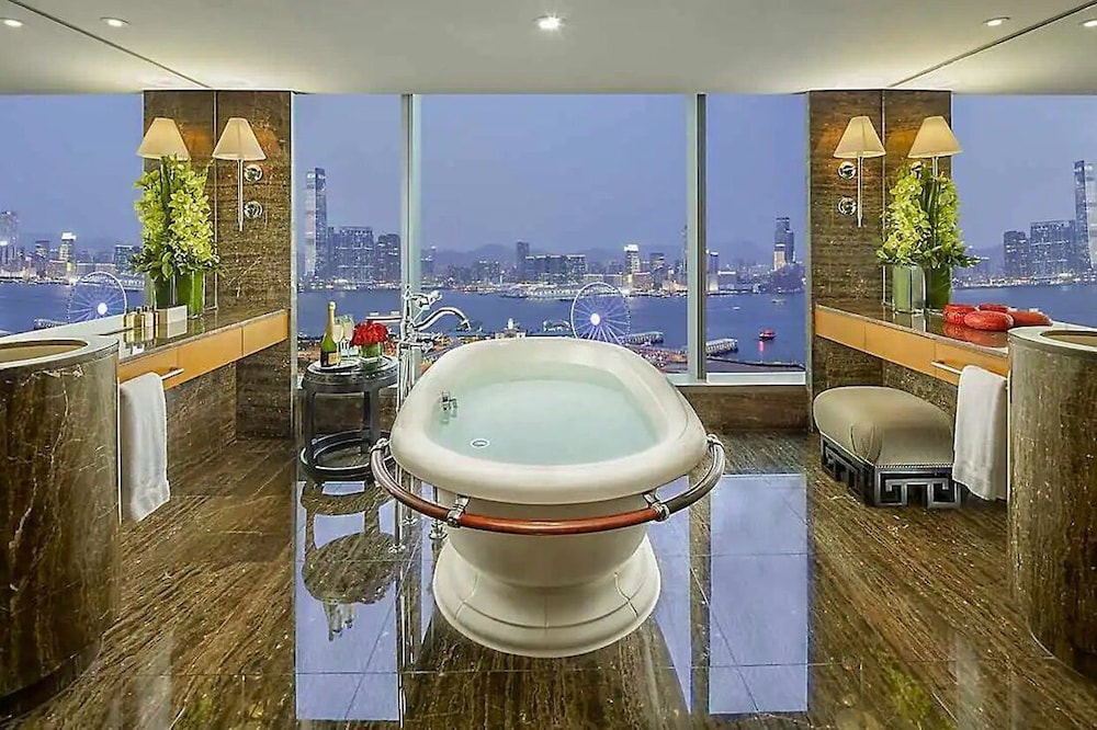 Mandarin Oriental Hong Kong 67/81