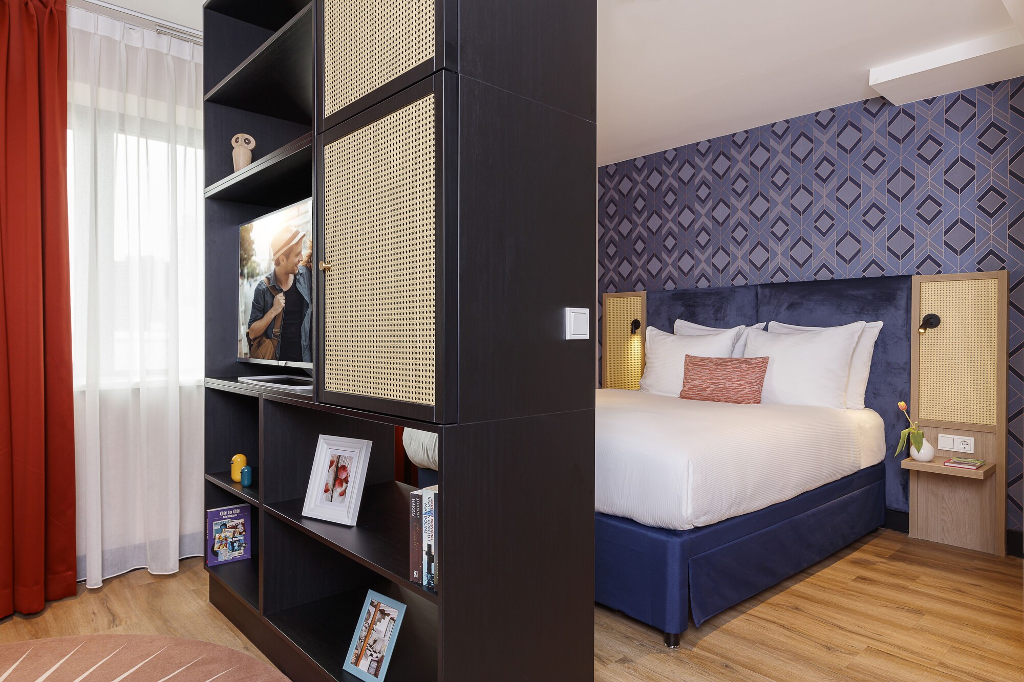 Studio, Queen Bed
