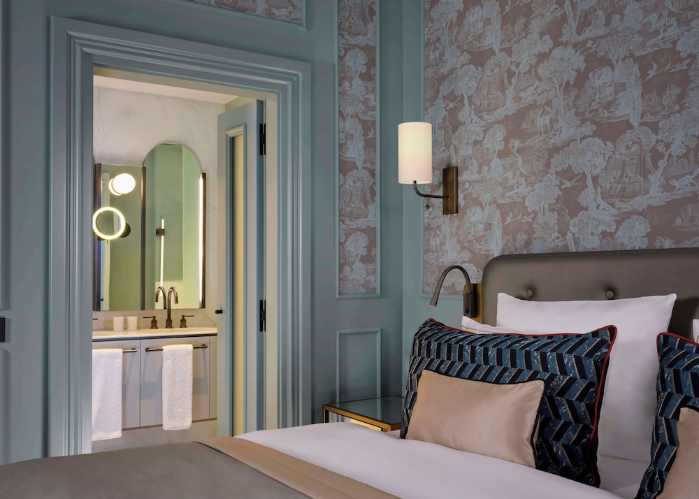 Baroque, Queen Bed
