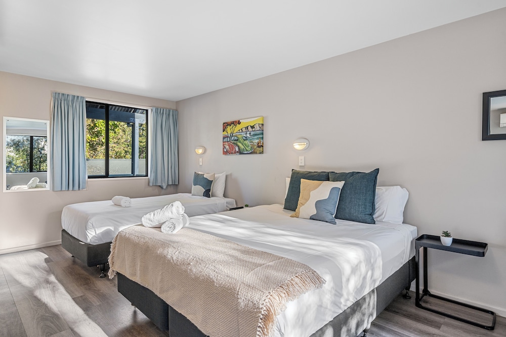 Motel, Studio, 1 King and 1 Single Beds