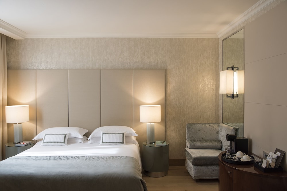 DELUXE, DOUBLE OR TWIN BED