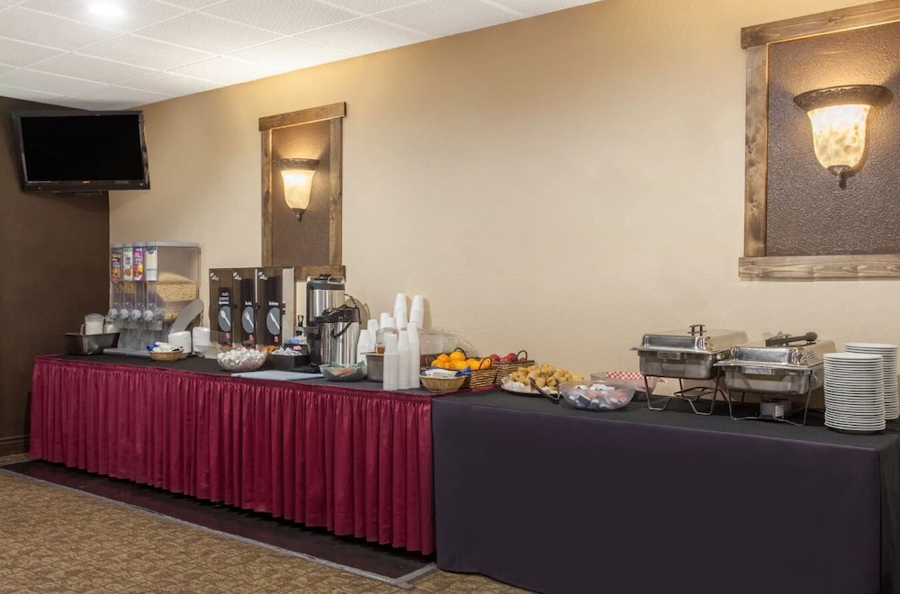 Ramada by Wyndham Fresno North 25/43