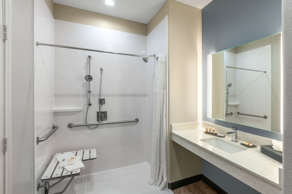 La Quinta Inn & Suites by Wyndham Houston Channelview 13/66