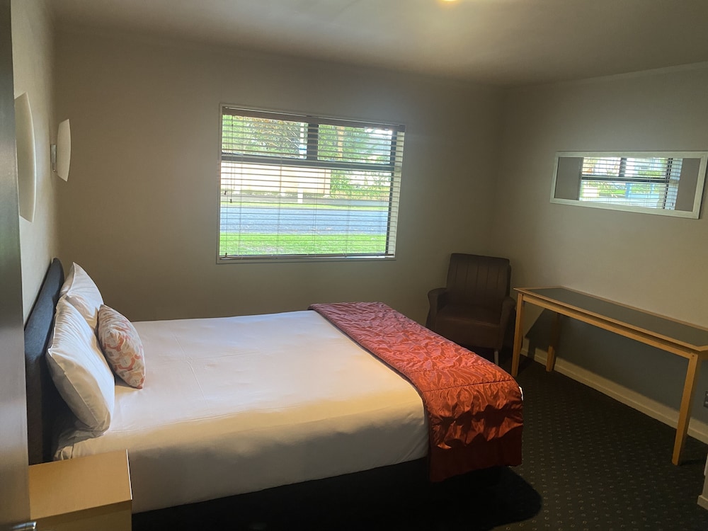 Bentleys Motor Inn 5/50