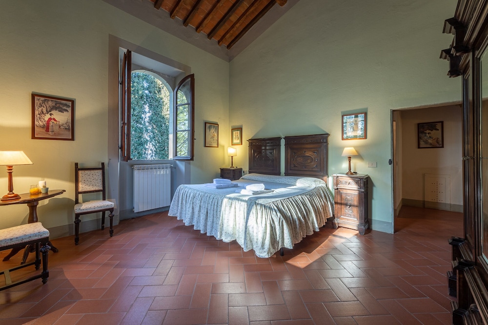 4 BEDROOMS, DUPLEX, APARTMENT, PATIO