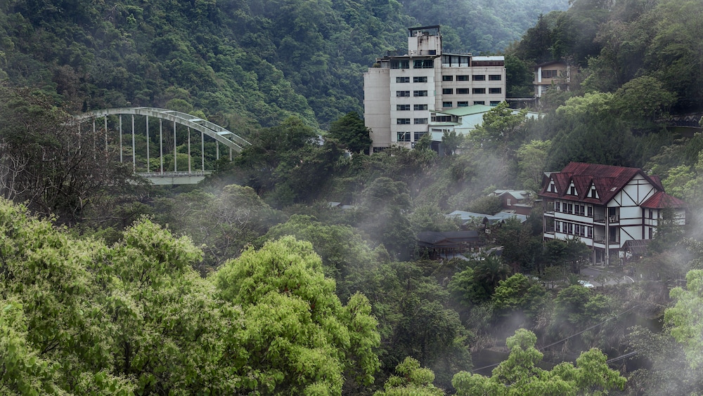 Sunrise Hot Spring Hotel 3/50