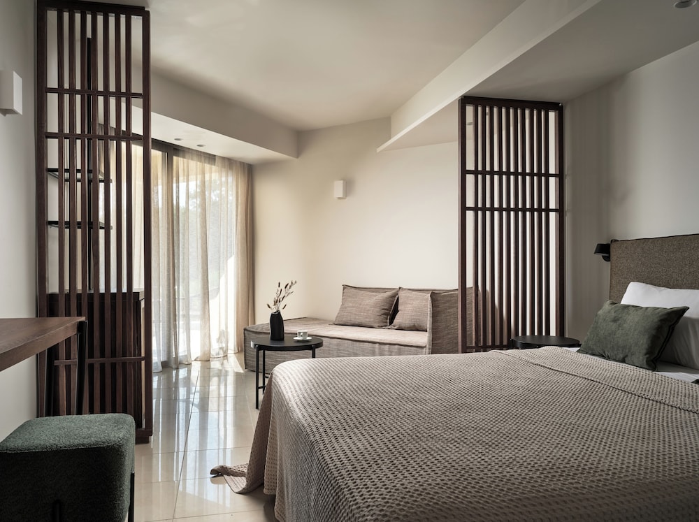 DELUXE, DOUBLE OR TWIN BED