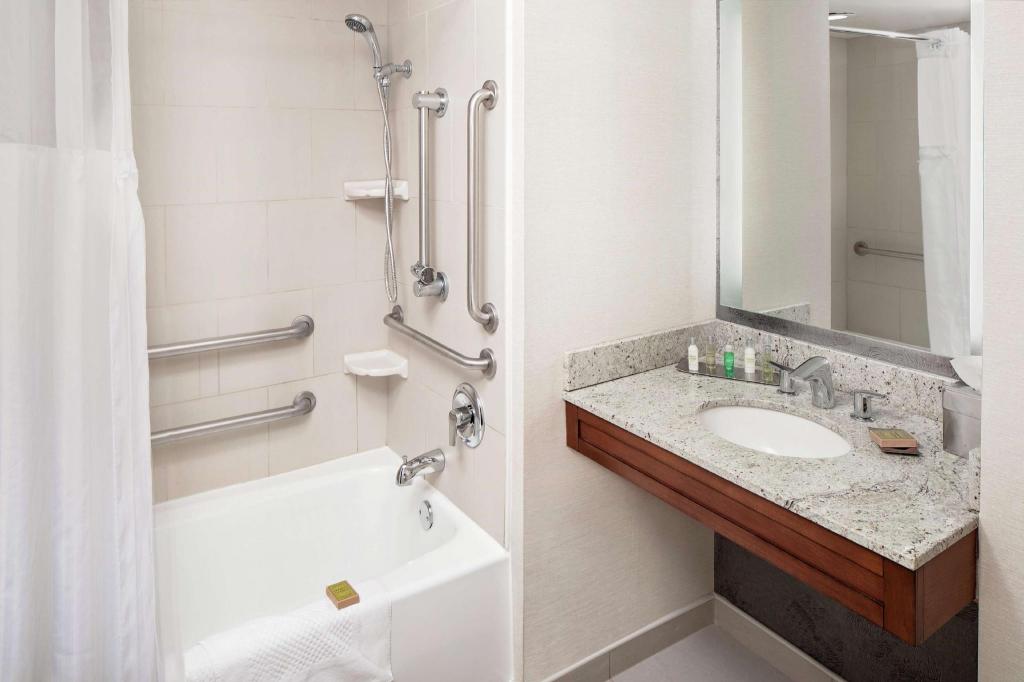 Junior Suite, King Bed, Court View, Accessible, Doubletree By Hilton South Bend 5/6