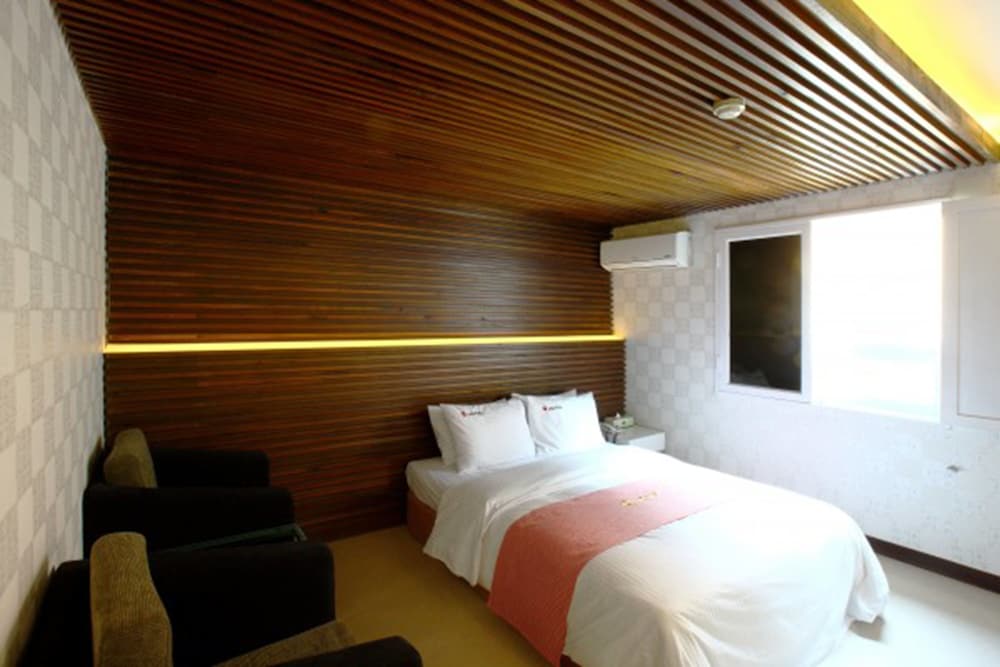 Q Hotel 13/36