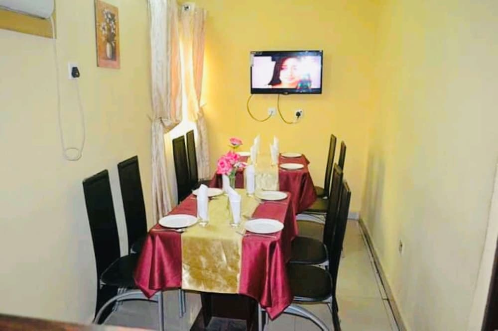 De Lawrence Court Suites 37/41