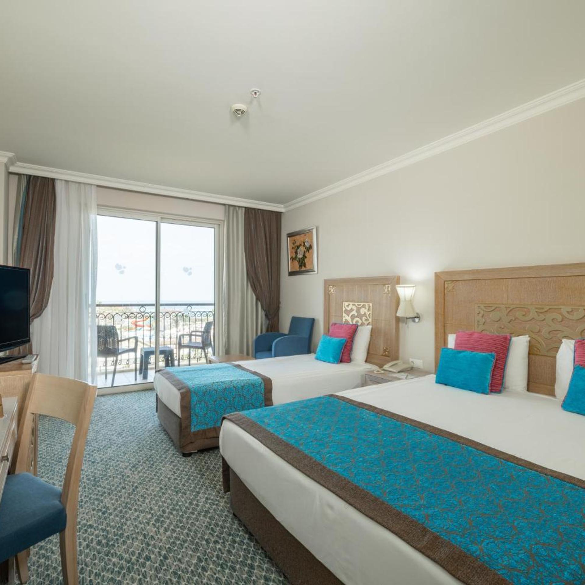 Room, Double or Twin Bed, Partial Sea View
