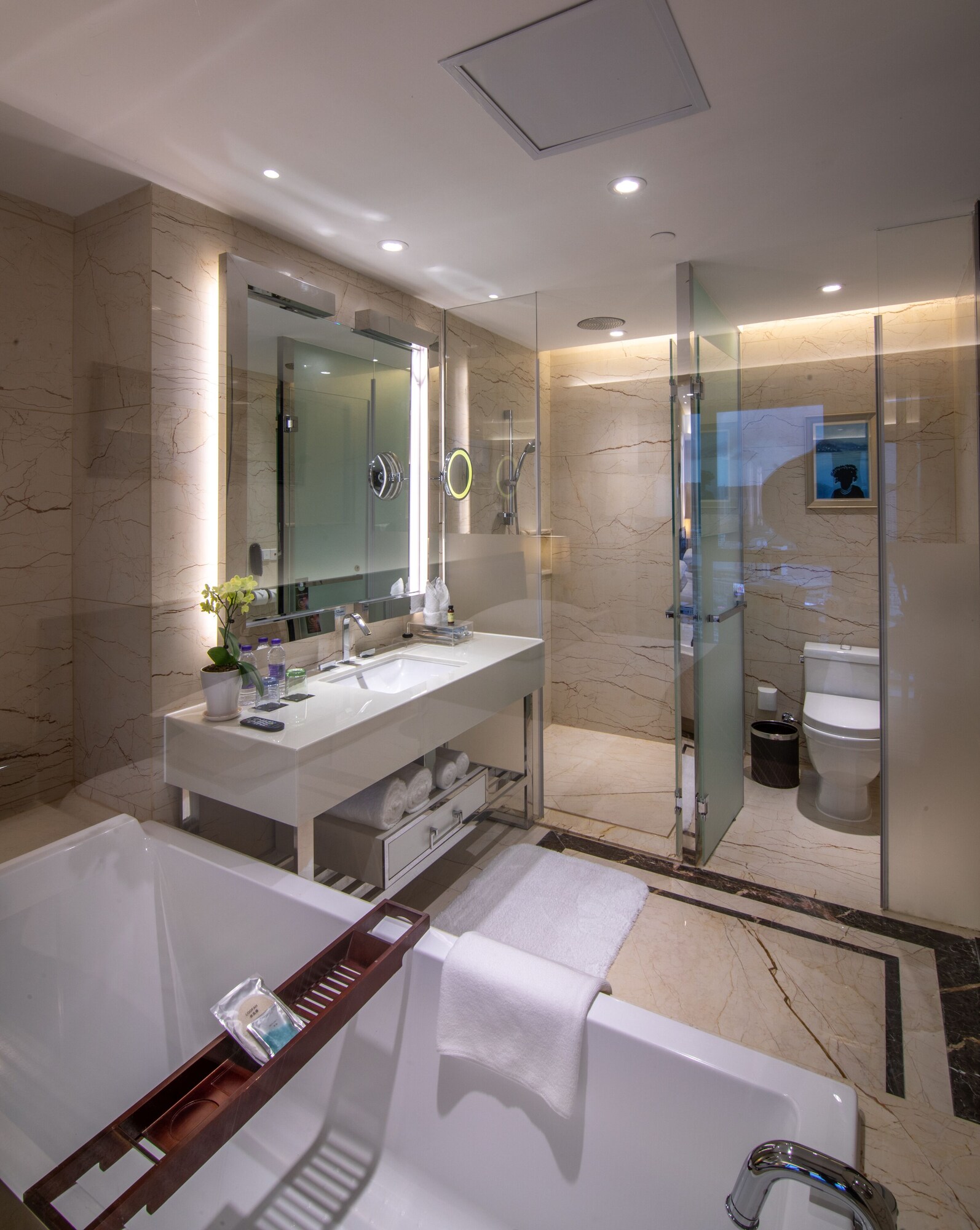 DELUXE, EXECUTIVE, TWIN BEDS