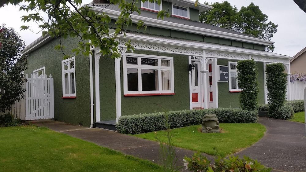 Designer Cottage 61/65